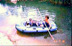 Kiki fait du bateau